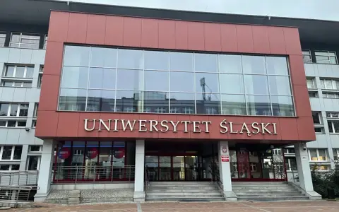 Uniwersytet Śląski w Katowicach, nowoczesny budynek z dużymi oknami i napisem uczelni. Idealne miejsce na studia.