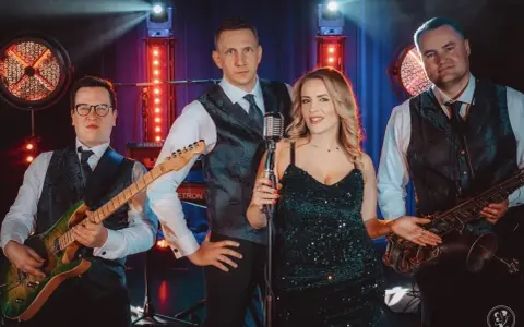 Gotowi do występu! Teraz my zespół: wokalistka, gitarzysta, saksofonista i klawiszowiec.