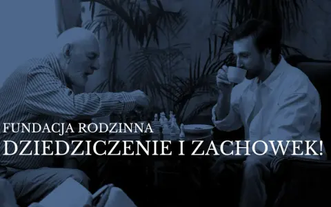 Dwóch mężczyzn gra w szachy. Jeden pije kawę, drugi zastanawia się nad ruchem. Fundacja rodzinna zajmuje się dziedziczeniem i zachowkiem dla bliskich.