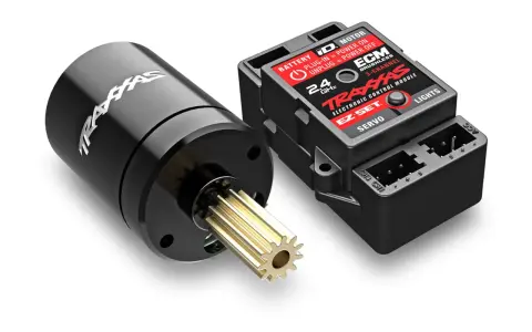 Schwarzer Traxxas Brushless Motor mit goldenem Ritzel und schwarzes Electronic Control Module (ECM) für RC-Autos.