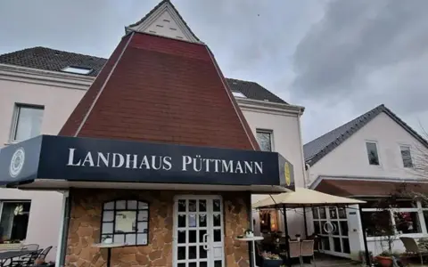 Landhaus Püttmann in Fröndenberg mit Schild und Steinfassade.