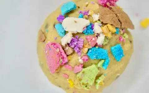 Ein Teigklumpen mit bunten Kekskrümeln, bereit zum bunte Kekse backen.
