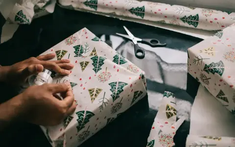Jak pięknie zapakować prezent w papier? Sekrety profesjonalisty!