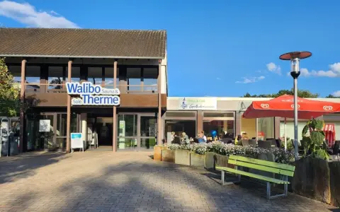 Walibo Sole Therme in Bad Waldliesborn lädt zum Entspannen ein. Ein Bistro mit Außenbereich und Sonnenschirm bietet Erfrischungen.