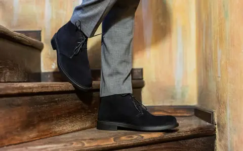 Eleganza casual: polacchine uomo scamosciate nere con pantaloni grigi, un abbinamento perfetto per un look sofisticato.