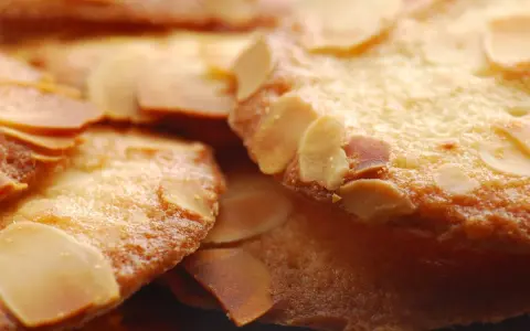 Krispiga mandelkakor, perfekta till fikat. Här är ett enkelt bondkakor recept för dig!