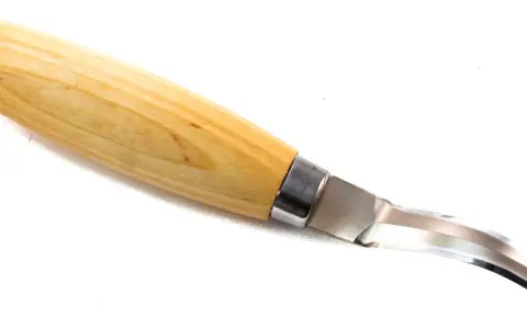 Ein scharfes Holzschnitzmesser mit hellem Holzgriff und gebogener Klinge, bereit für feine Holzarbeiten.