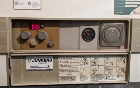Caldera Junkers con display "50". Para que arranque, tengo que abrir dos grifos. Manómetros y selector de tiempo visibles.