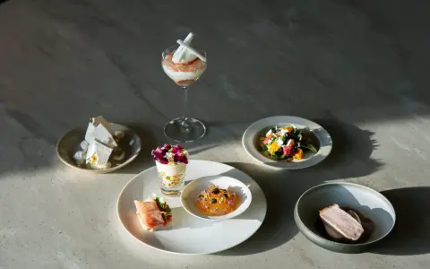 Platos delicados y postres en un restaurante, una experiencia sensorial que deleita la vista y el paladar.
