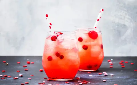 Walentynkowe drinki: Proste przepisy na romantyczny wieczór we dwoje