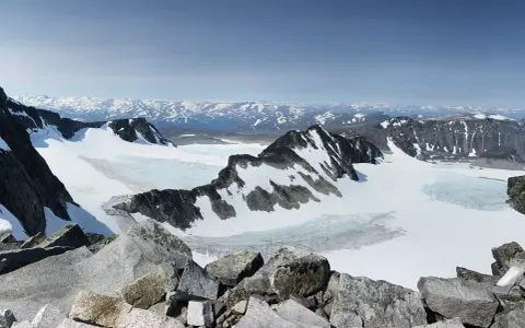 Vacker utsikt över glaciärer och snöklädda berg under en glittertind vandring.