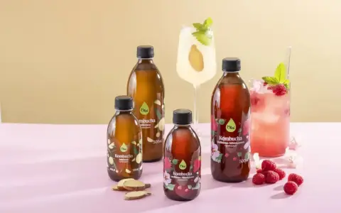Kombucha na co dzień i od święta: imbirowa i malinowo-hibiskusowa. Orzeźwiające napoje z malinami i miętą.