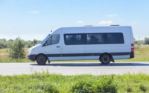 Ile osób może przewozić bus? Sprawdź przepisy i uniknij kar
