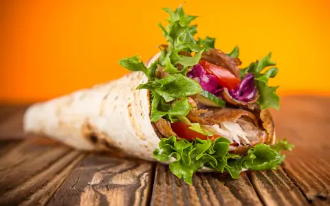Ile kalorii ma kebab z frytkami? Sprawdź, co naprawdę jesz