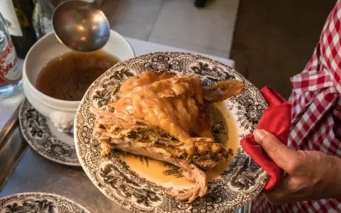 Un plato con jugoso cordero asado, listo para servir. Un ejemplo perfecto de deliciosas recetas de cordero.
