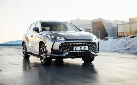 Szary SUV MG z polskimi tablicami rejestracyjnymi. Zastanawiasz się, co to hybryda? To połączenie silnika spalinowego i elektrycznego dla oszczędności i ekologii.