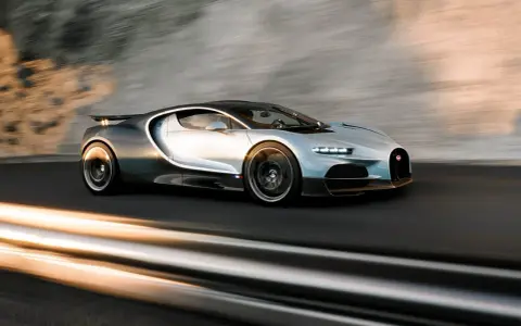 Bugatti Tourbillon sfreccia su una strada, con scie luminose che ne accentuano la velocità.