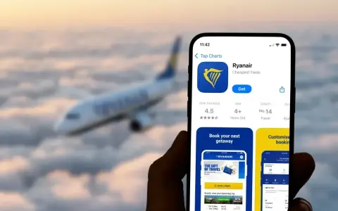 Aplikacja Ryanair na telefonie, pokazująca jak udostępnić kartę pokładową. W tle samolot lecący nad chmurami.