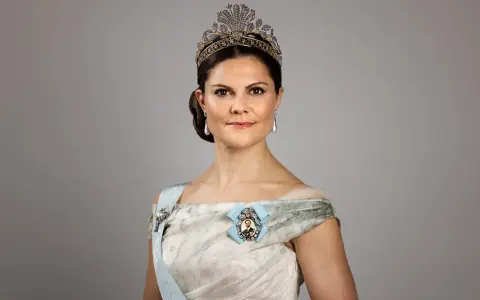 Kronprinsessan Victoria bär tiara och ordnar.