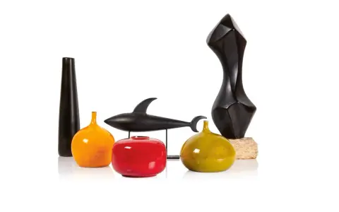 Un requin stylisé et des vases aux formes audacieuses, œuvres de Georges Jouve, composent cette nature morte moderne.