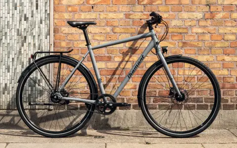 Graues Diamant 247 Deluxe Testrad vor Ziegelwand. Ein modernes Fahrrad für den täglichen Gebrauch.