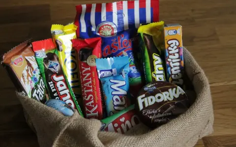 Koszyk pełen słodyczy: czekolady Orion, Fidorka, Lentilky, Tatry i inne. Idealne, co przywieźć z Czech do jedzenia!