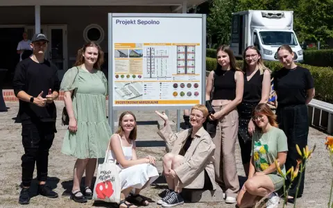 Grupa studentów prezentuje projekt "Sepolno". To ich studia PR we Wrocławiu.