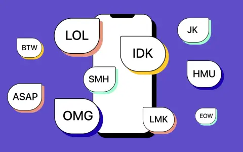 Telefon otoczony skrótami: BTW, LOL, SMH, OMG, IDK, JK, HMU, LMK, EOW. Bo to język internetu.