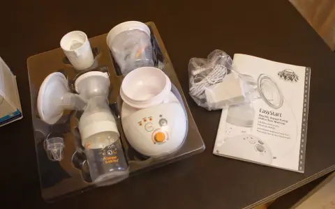 Zestaw laktatora elektrycznego Canpol babies Easystart w opakowaniu, gotowy do użycia.