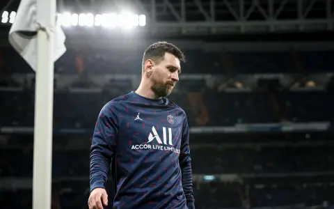 Lionel Messi w dresie PSG, zastanawia się, ile Messi zarabia na sekundę.