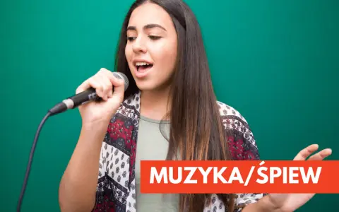 Młoda kobieta z mikrofonem w dłoni, wpatrzona w dal, z otwartymi ustami, jakby wykonywała śpiew operowy.