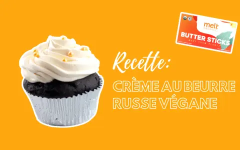 Un cupcake au chocolat avec une crème au beurre russe végétalienne onctueuse, décoré de perles dorées. La recette utilise du beurre végétal Melt Organic.