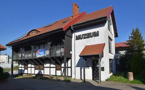 Muzeum Ziemi Usteckiej, z charakterystyczną architekturą szachulcową i nowoczesnymi panelami słonecznymi na dachu, zaprasza do odkrywania historii regionu.