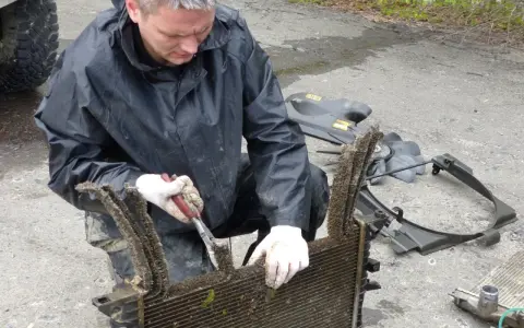 Czym skleić plastikowe elementy chłodnicy, aby uniknąć kosztownych napraw?