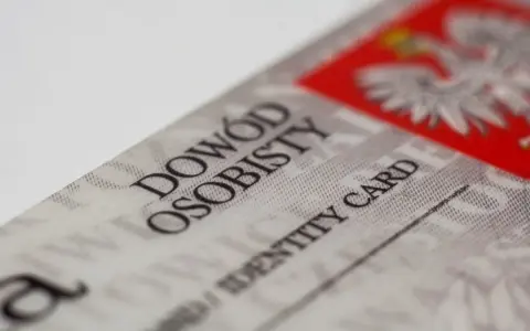 Zbliżenie na polski dowód osobisty z godłem Polski i napisem "DOWÓD OSOBISTY".