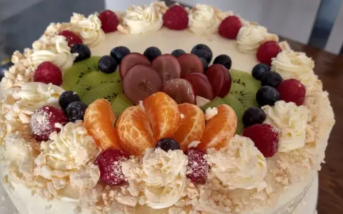 Kolorowy tort owocowy, idealny na urodziny dorosłych. Znajdziesz tu przepisy na torty urodzinowe dla dorosłych z kiwi, malinami, winogronami i mandarynkami.