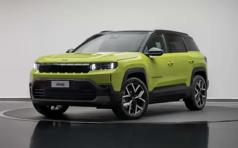 Nowy Jeep Compass 2025 w jaskrawej zieleni, z czarnym dachem i stylowymi felgami, gotowy na przygodę.