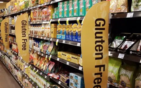 Estante de supermercado con productos sin gluten. Los mentos tienen gluten, pero aquí hay muchas opciones para evitarlo.