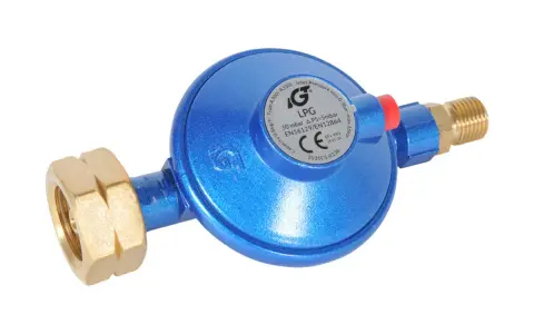 Regulador de gas azul con etiqueta que indica 50 mbar, útil para entender la diferencia entre regulador de gas de 30 o 50 mbar.
