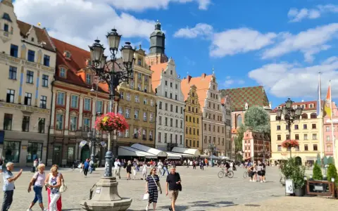 Tętniący życiem Rynek we Wrocławiu, kolorowe kamienice i ludzie spacerujący po placu. To wspaniałe wrocławskie atrakcje!