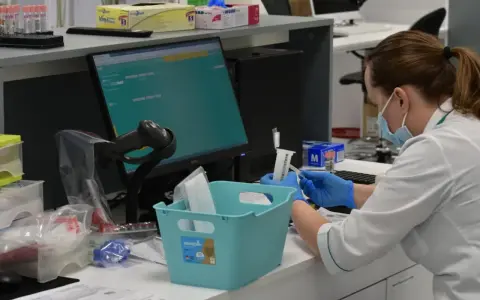 Pracownik laboratorium w maseczce i rękawiczkach przygotowuje próbki. Czy diagnostyka to dobre laboratorium? Tak, to miejsce precyzji.