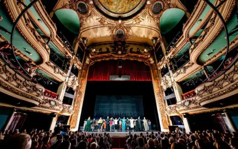 Widownia i scena w olśniewającym, zabytkowym teatrze, gdzie artyści dziękują za aplauz. To miejsce, gdzie rodzi się magia, największy teatr na świecie.
