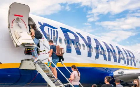 Usługi Ryanair: Jak unikać ukrytych opłat i podróżować mądrze?