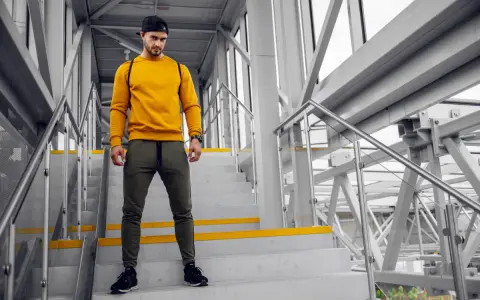 Jaka bluzka do spodni khaki? Odkryj idealne połączenia stylowe