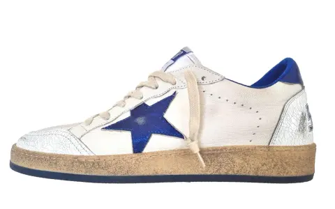 Białe sneakersy z niebieską gwiazdką, znane jako buty z gwiazdką, mają przetarty wygląd i niebieskie detale.