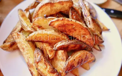Patatas gajo doradas y crujientes, listas para disfrutar. Un clásico del mercado.