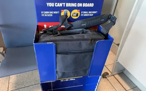 Czy oprócz bagażu podręcznego można mieć torebkę Ryanair? W tym mierniku bagażu widać, że mała torebka zmieści się pod siedzeniem.