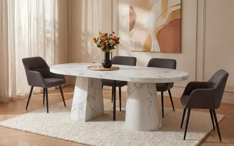 Ett elegant, marmorerat, långt matbord för 12 personer med mörka stolar och en vacker vas med blommor.