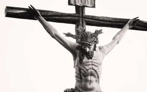 Jesus, im Alter von 33 Jahren, am Kreuz mit Dornenkrone.