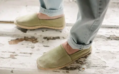 Męskie espadryle w kolorze oliwkowym, idealne do letnich stylizacji z jeansami.